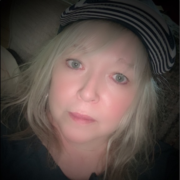 Meet your Posher, Debbie - Picture 3 of 3